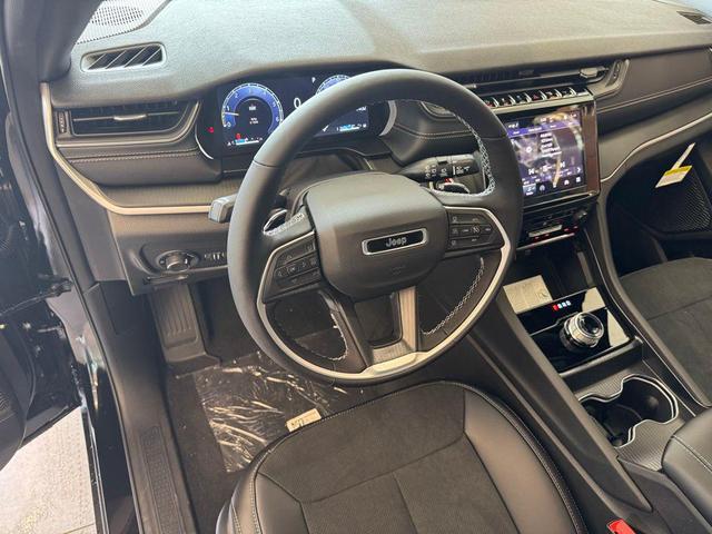 Photo of 2025 Diamond Black Crystal Pearlcoat Jeep Grand Cherokee L