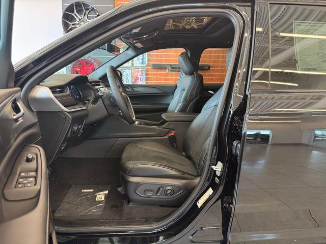 Photo of 2025 Diamond Black Crystal Pearlcoat Jeep Grand Cherokee L