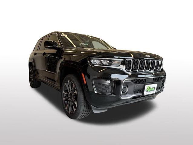 Photo of 2025 Diamond Black Crystal Pearlcoat Jeep Grand Cherokee