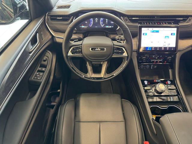 Photo of 2025 Diamond Black Crystal Pearlcoat Jeep Grand Cherokee