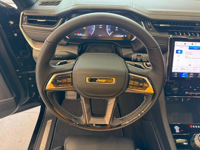 Photo of 2025 Diamond Black Crystal Pearlcoat Jeep Grand Cherokee