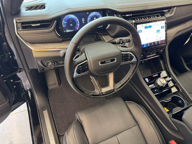 Photo of 2025 Diamond Black Crystal Pearlcoat Jeep Grand Cherokee