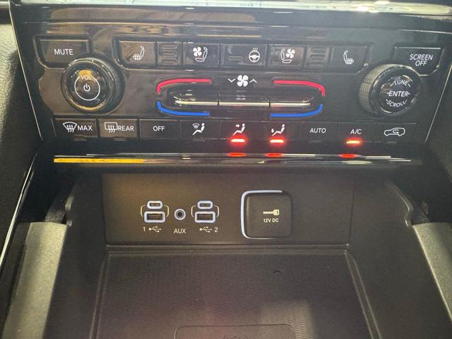 Photo of 2025 Diamond Black Crystal Pearlcoat Jeep Grand Cherokee