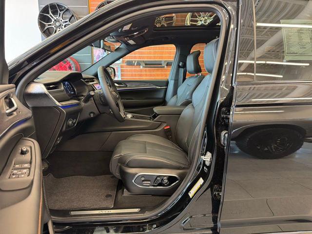 Photo of 2025 Diamond Black Crystal Pearlcoat Jeep Grand Cherokee