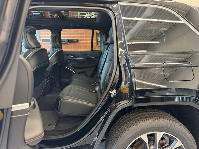 Photo of 2025 Diamond Black Crystal Pearlcoat Jeep Grand Cherokee