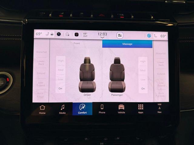 Photo of 2025 Diamond Black Crystal Pearlcoat Jeep Grand Cherokee