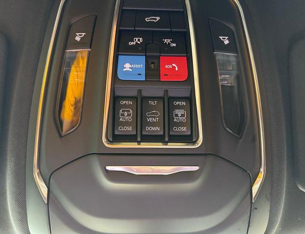 Photo of 2025 Diamond Black Crystal Pearlcoat Jeep Grand Cherokee