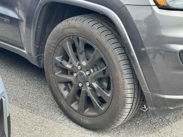 Photo of 2018 Granite Crystal Clearcoat Metallic Jeep Grand Cherokee