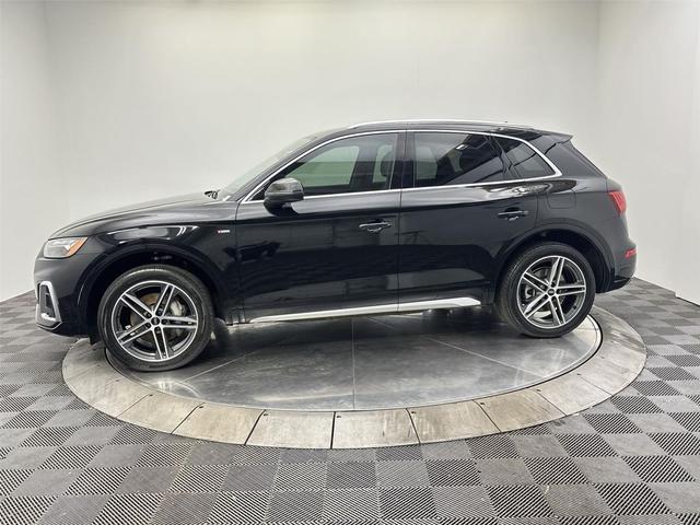 Photo of 2022 Mythos Black Metallic Audi Q5