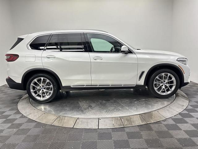 Photo of 2022 Mineral White Metallic BMW X5