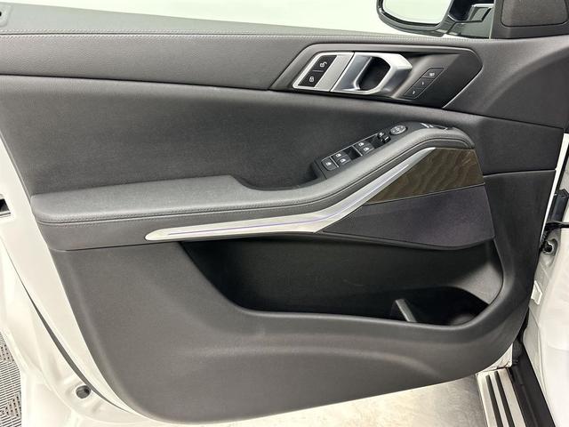 Photo of 2022 Mineral White Metallic BMW X5