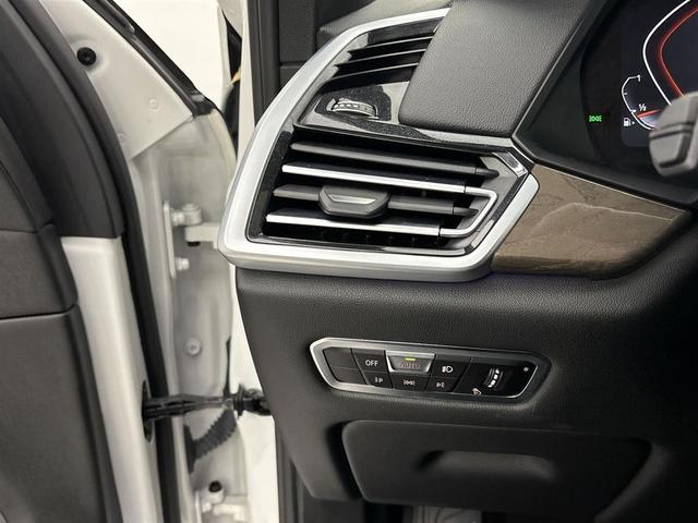 Photo of 2022 Mineral White Metallic BMW X5