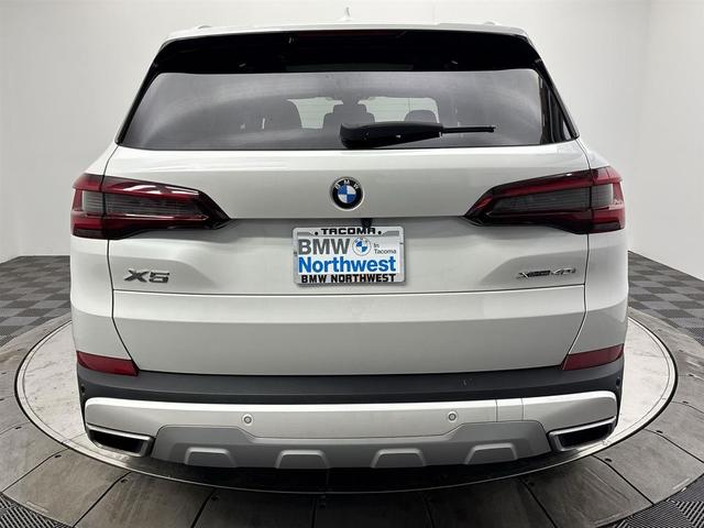 Photo of 2022 Mineral White Metallic BMW X5