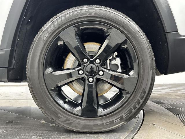 Photo of 2022 Silver Zynith Jeep Grand Cherokee L