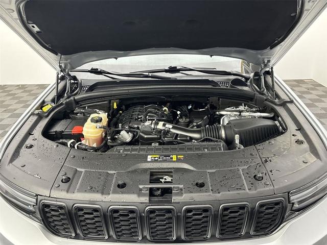 Photo of 2022 Silver Zynith Jeep Grand Cherokee L