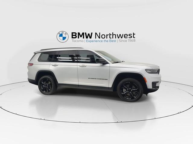 Photo of 2022 Silver Zynith Jeep Grand Cherokee L