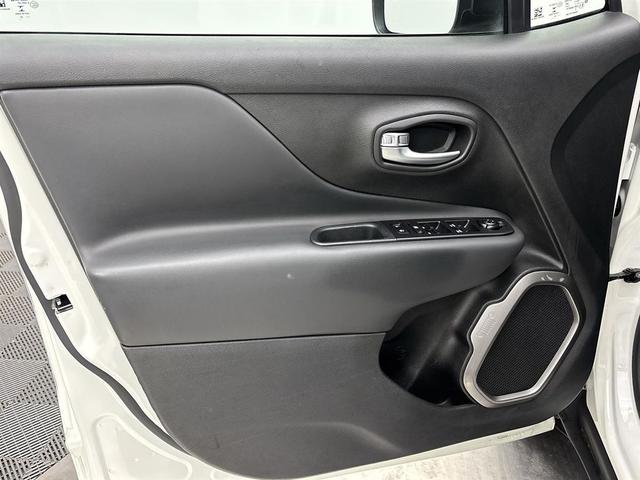 Photo of 2022 Alpine White Clearcoat Jeep Renegade
