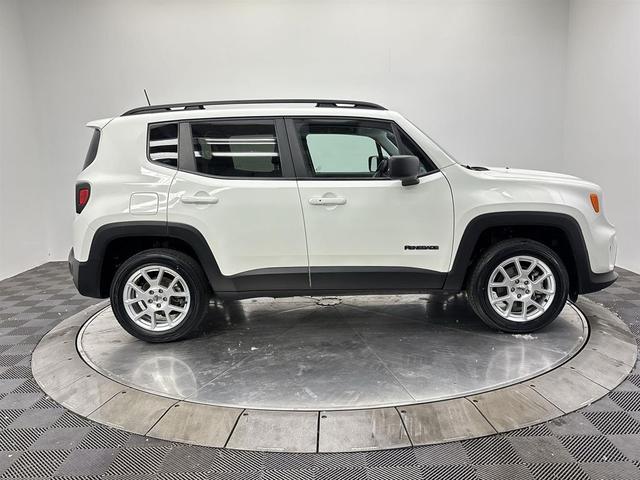 Photo of 2022 Alpine White Clearcoat Jeep Renegade