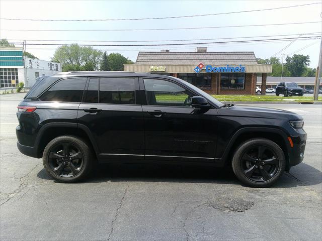 Photo of 2023 Diamond Black Crystal Pearlcoat Jeep Grand Cherokee