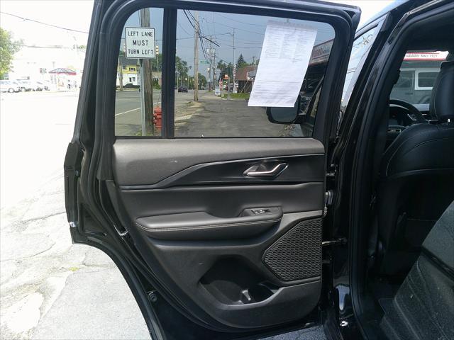 Photo of 2023 Diamond Black Crystal Pearlcoat Jeep Grand Cherokee