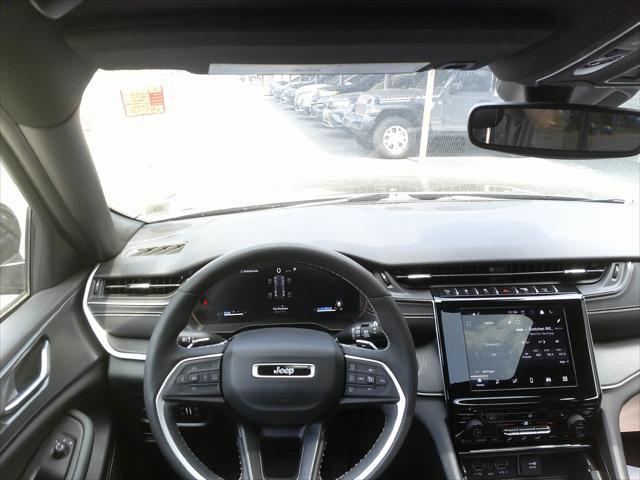 Photo of 2023 Diamond Black Crystal Pearlcoat Jeep Grand Cherokee