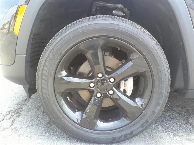 Photo of 2023 Diamond Black Crystal Pearlcoat Jeep Grand Cherokee