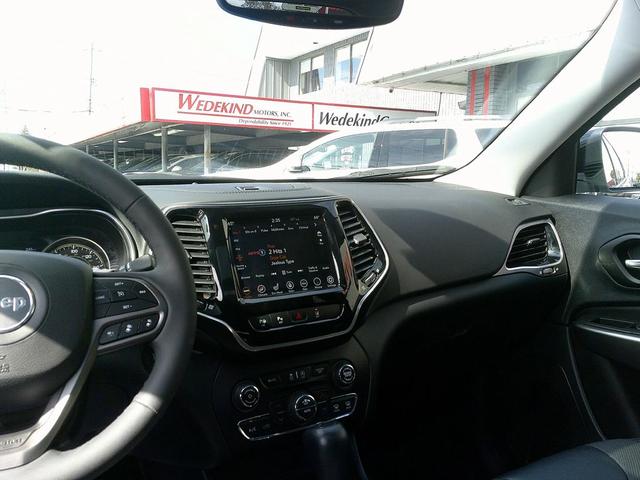 Photo of 2022 Bright White Clearcoat Jeep Cherokee