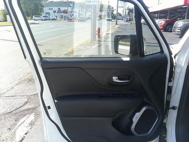 Photo of 2022 Alpine White Clearcoat Jeep Renegade