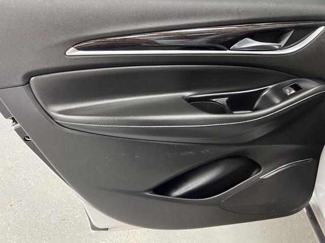 Photo of 2019 White Frost Tricoat Buick Enclave