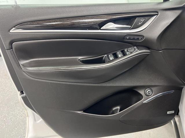 Photo of 2019 White Frost Tricoat Buick Enclave
