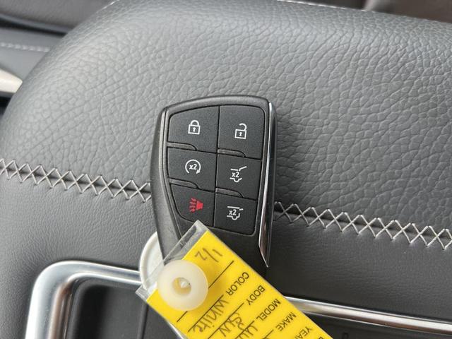 Photo of 2022 White Frost Tricoat GMC Yukon XL