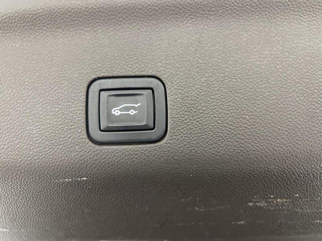 Photo of 2022 White Frost Tricoat GMC Yukon XL