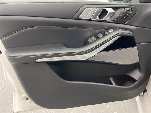 Photo of 2022 Mineral White Metallic BMW X7