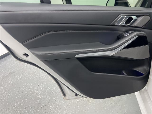 Photo of 2022 Mineral White Metallic BMW X7