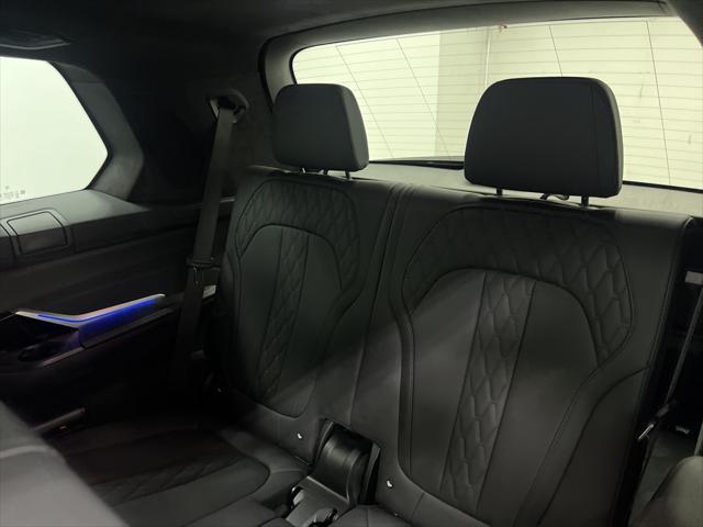 Photo of 2022 Mineral White Metallic BMW X7
