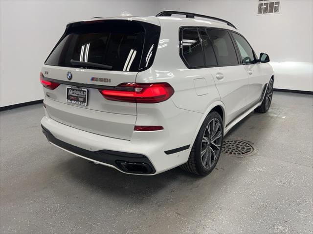 Photo of 2022 Mineral White Metallic BMW X7