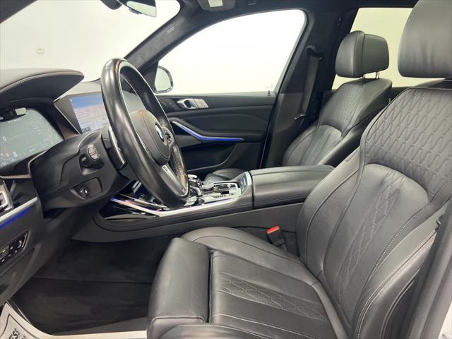 Photo of 2022 Mineral White Metallic BMW X7
