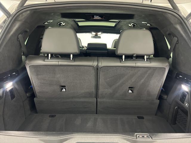 Photo of 2022 Mineral White Metallic BMW X7