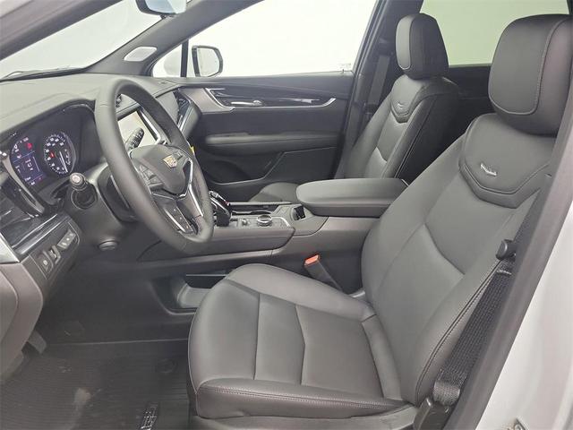 Photo of 2025 Crystal White Cadillac XT5