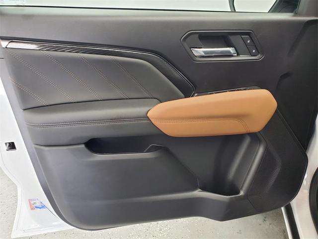 Photo of 2025 Summit White GMC Canyon