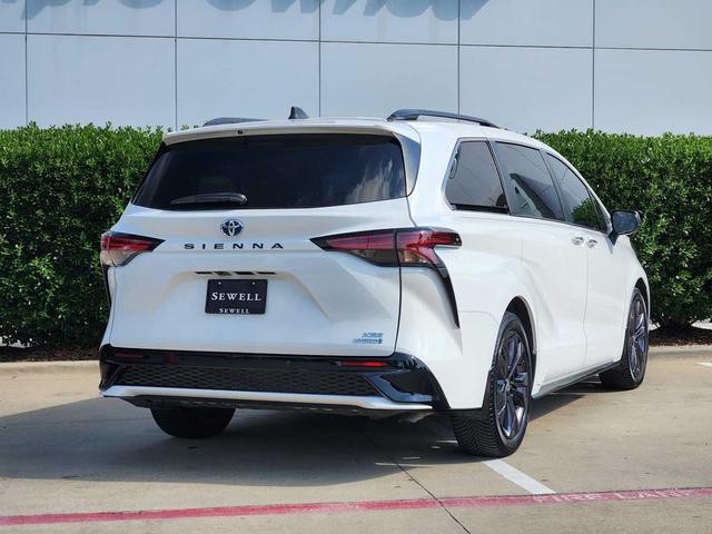 Photo of 2022 White Toyota Sienna