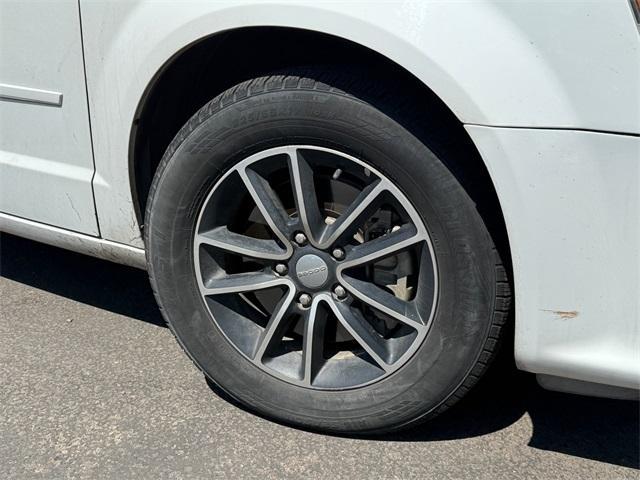 Photo of 2016 White Dodge Grand Caravan