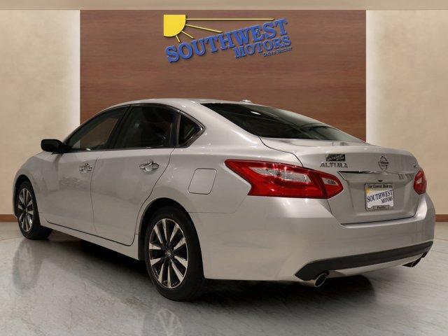 Photo of 2017 Brilliant Silver Nissan Altima