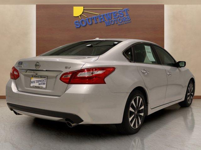 Photo of 2017 Brilliant Silver Nissan Altima