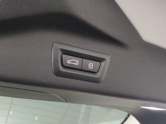 Photo of 2025 Mineral White Metallic BMW X7