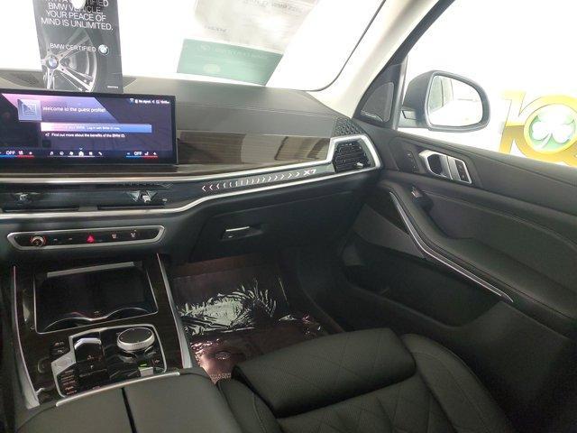 Photo of 2025 Mineral White Metallic BMW X7