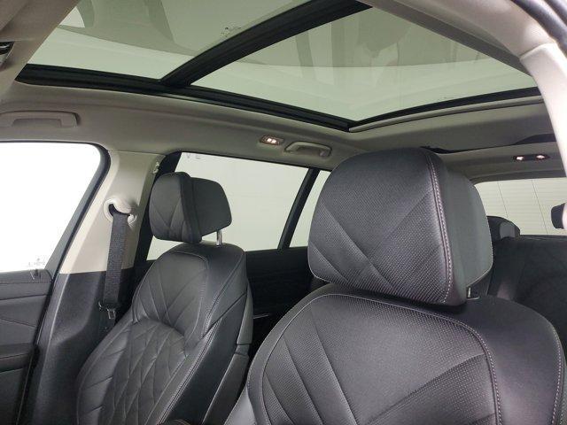 Photo of 2025 Mineral White Metallic BMW X7