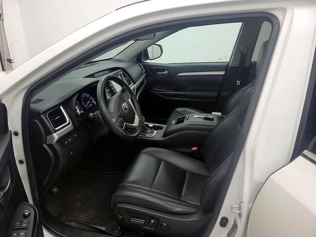 Photo of 2019 White Toyota Highlander
