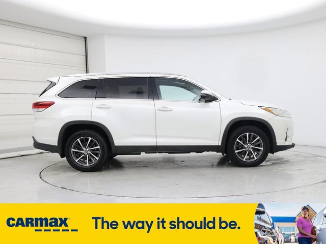 Photo of 2019 White Toyota Highlander