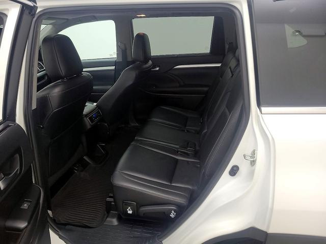 Photo of 2019 White Toyota Highlander